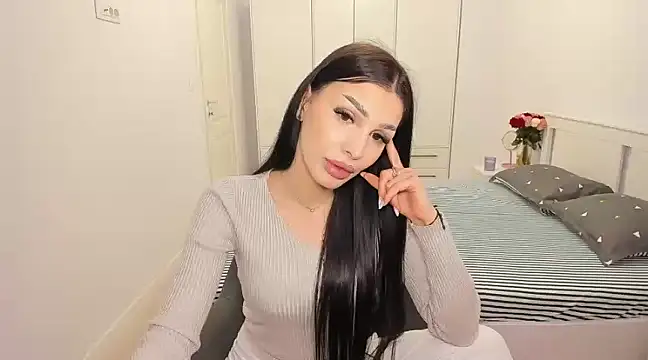 Snapshot of HelenShawn chatting on 02-18-25, 01:32 HelenShawn online show from 02-18-25, 01:32