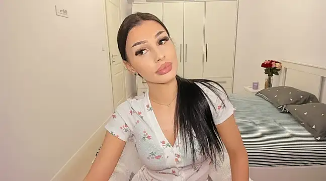 Snapshot of HelenShawn chatting on 02-18-25, 10:14 HelenShawn online show from 02-18-25, 10:14