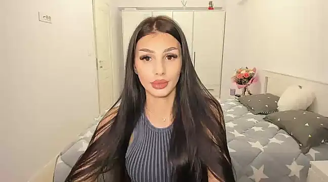 Snapshot of HelenShawn chatting on 02-25-25, 12:25 HelenShawn online show from 02-25-25, 12:25