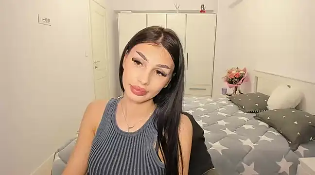 Snapshot of HelenShawn chatting on 02-25-25, 03:31 HelenShawn online show from 02-25-25, 03:31