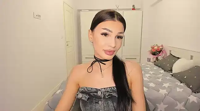 Snapshot of HelenShawn chatting on 02-25-25, 06:42 HelenShawn online show from 02-25-25, 06:42