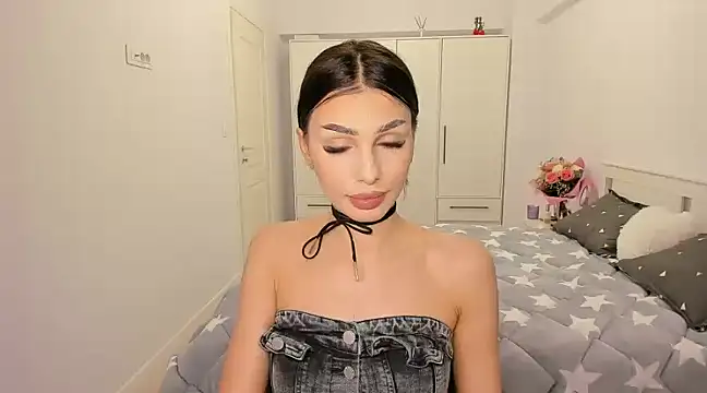 Snapshot of HelenShawn chatting on 02-25-25, 09:46 HelenShawn online show from 02-25-25, 09:46