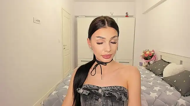 Snapshot of HelenShawn chatting on 02-26-25, 01:53 HelenShawn online show from 02-26-25, 01:53