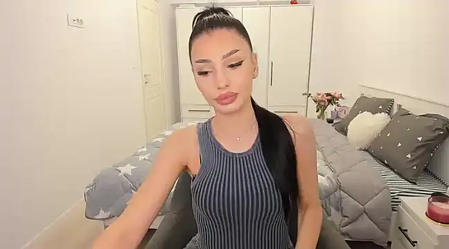 Snapshot of HelenShawn chatting on 03-13-25, 07:31 HelenShawn online show from 03-13-25, 07:31