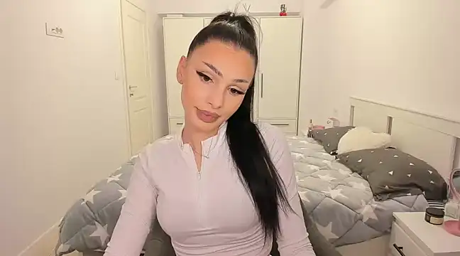 Snapshot of HelenShawn chatting on 03-13-25, 08:43 HelenShawn online show from 03-13-25, 08:43