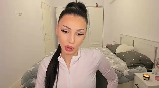 Snapshot of HelenShawn chatting on 03-14-25, 01:48 HelenShawn online show from 03-14-25, 01:48