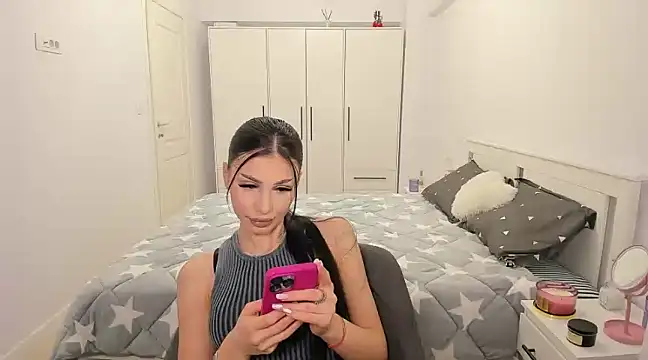 Snapshot of HelenShawn chatting on 03-19-25, 12:04 HelenShawn online show from 03-19-25, 12:04