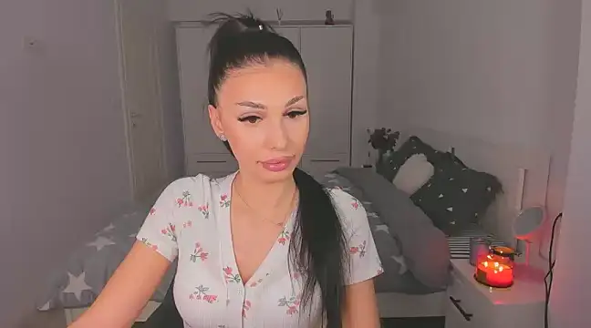 Snapshot of HelenShawn chatting on 03-23-25, 01:53 HelenShawn online show from 03-23-25, 01:53