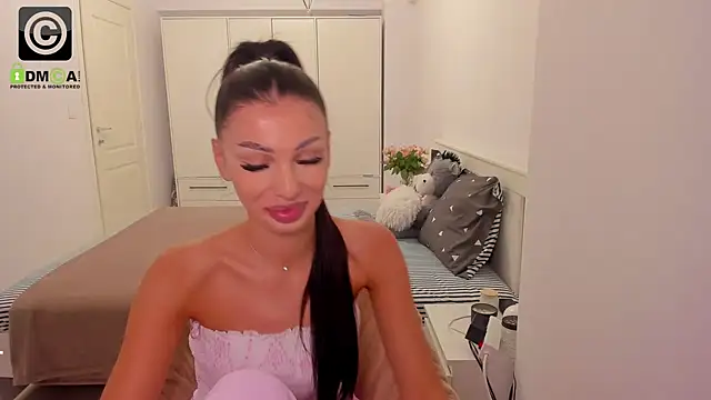 Snapshot of HelenShawn chatting on 09-19-25, 03:30 HelenShawn online show from 09-19-25, 03:30