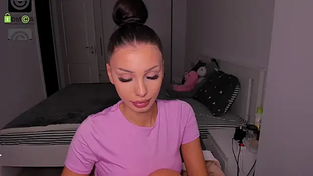 Snapshot of HelenShawn chatting on 10-07-25, 08:39 HelenShawn online show from 10-07-25, 08:39