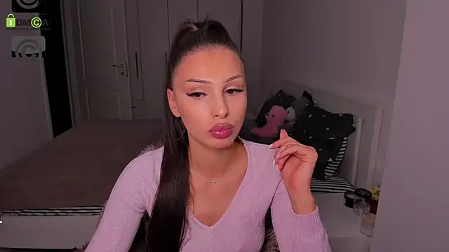 Snapshot of HelenShawn chatting on 10-10-25, 08:19 HelenShawn online show from 10-10-25, 08:19