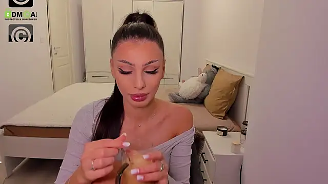 Snapshot of HelenShawn chatting on 10-14-25, 09:04 HelenShawn online show from 10-14-25, 09:04