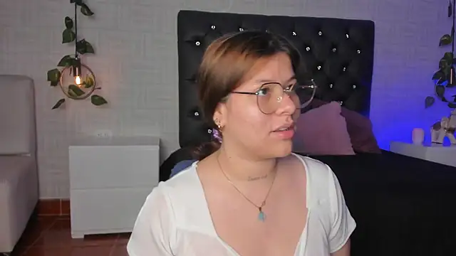 Snapshot of Hannah_Jonhson chatting on 01-25-25, 01:08 Hannah Jonhson online show from 01-25-25, 01:08