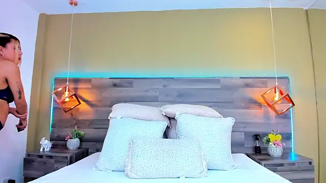 Snapshot of MeganCrow chatting on 03-10-25, 01:43 MeganCrow online show from 03-10-25, 01:43