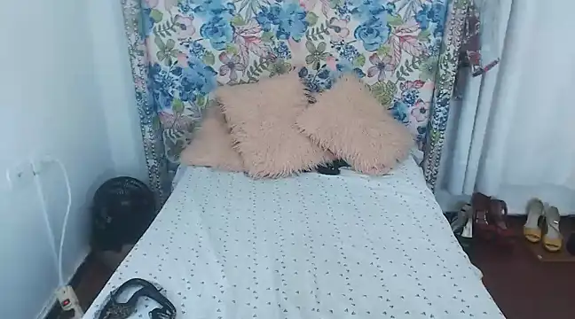 Snapshot of Sweeetnaughty chatting on 03-15-25, 02:24 Sweeetnaughty online show from 03-15-25, 02:24