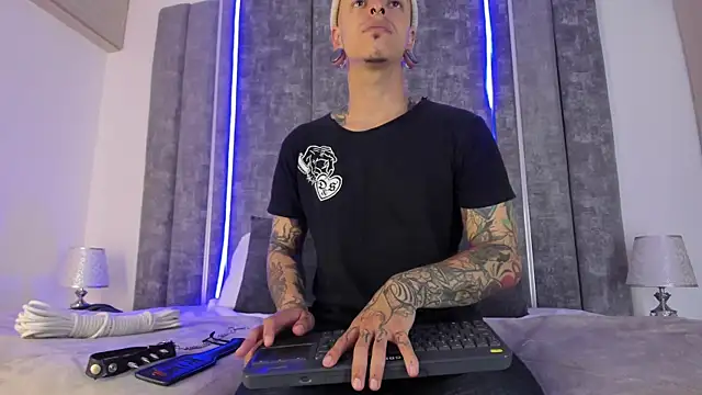 Snapshot of kaletattoo chatting on 02-07-25, 07:59 kaletattoo online show from 02-07-25, 07:59