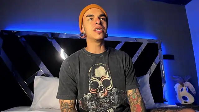 Snapshot of kaletattoo chatting on 02-13-25, 03:18 kaletattoo online show from 02-13-25, 03:18