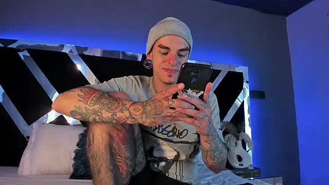 Snapshot of kaletattoo chatting on 02-18-25, 03:10 kaletattoo online show from 02-18-25, 03:10