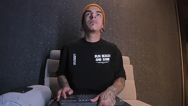 Snapshot of kaletattoo chatting on 03-08-25, 03:17 kaletattoo online show from 03-08-25, 03:17