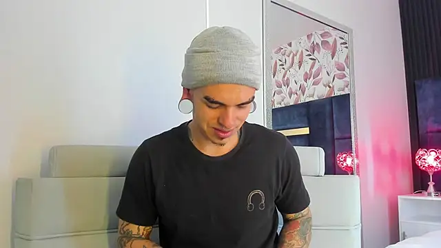 Snapshot of kaletattoo chatting on 03-18-25, 03:31 kaletattoo online show from 03-18-25, 03:31