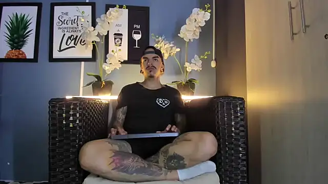 Snapshot of kaletattoo chatting on 09-10-25, 11:21 kaletattoo online show from 09-10-25, 11:21