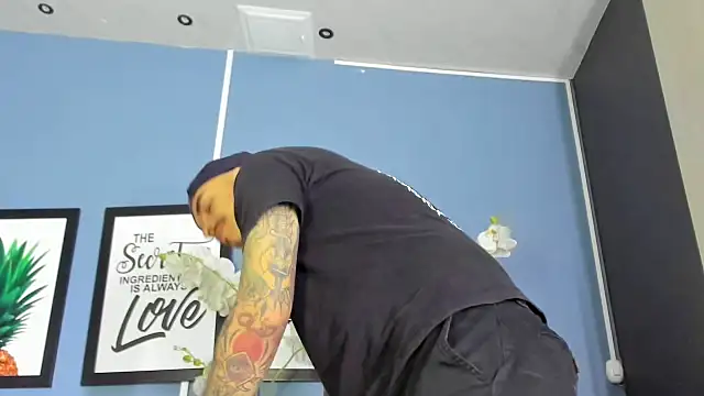 Snapshot of kaletattoo chatting on 09-14-25, 11:42 kaletattoo online show from 09-14-25, 11:42