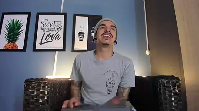 Snapshot of kaletattoo chatting on 09-18-25, 11:01 kaletattoo online show from 09-18-25, 11:01