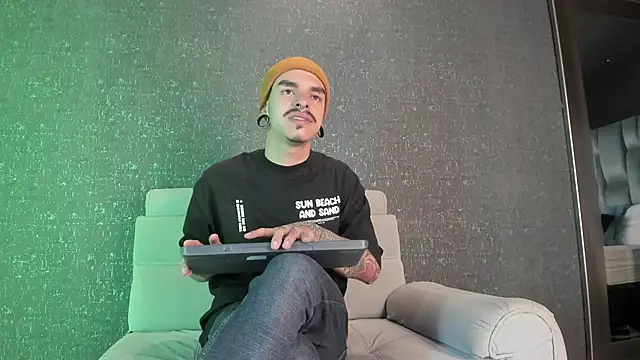 Snapshot of kaletattoo chatting on 09-19-25, 11:11 kaletattoo online show from 09-19-25, 11:11