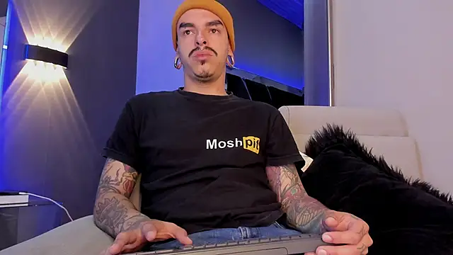 Snapshot of kaletattoo chatting on 09-25-25, 11:36 kaletattoo online show from 09-25-25, 11:36