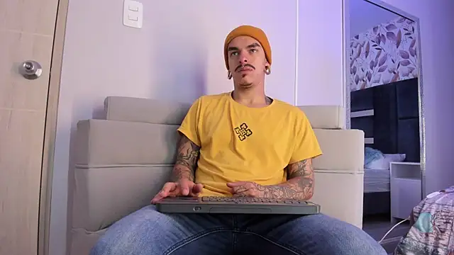 Snapshot of kaletattoo chatting on 09-26-25, 11:03 kaletattoo online show from 09-26-25, 11:03