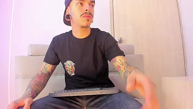 Snapshot of kaletattoo chatting on 10-07-25, 11:07 kaletattoo online show from 10-07-25, 11:07