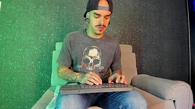 Snapshot of kaletattoo chatting on 10-16-25, 11:00 kaletattoo online show from 10-16-25, 11:00