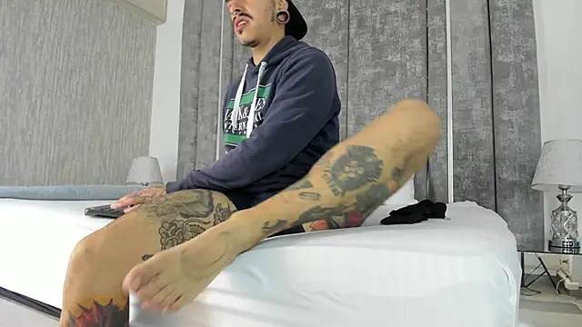 Snapshot of kaletattoo chatting on 10-17-25, 11:13 kaletattoo online show from 10-17-25, 11:13