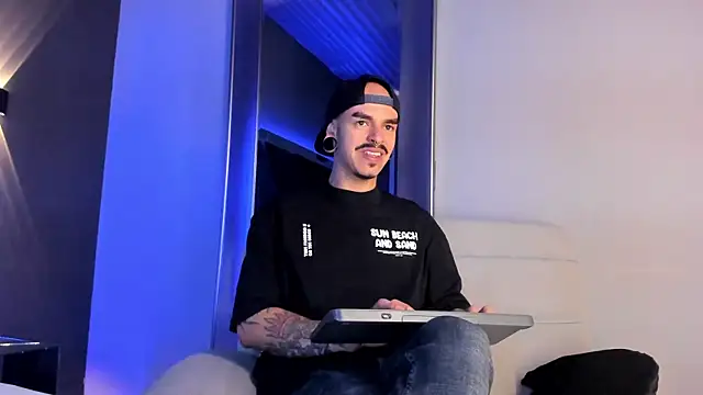 Snapshot of kaletattoo chatting on 10-20-25, 11:21 kaletattoo online show from 10-20-25, 11:21