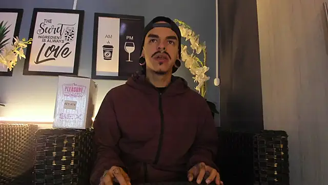 Snapshot of kaletattoo chatting on 10-25-25, 11:29 kaletattoo online show from 10-25-25, 11:29