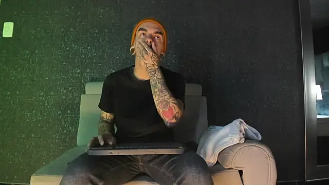 Snapshot of kaletattoo chatting on 10-26-25, 12:00 kaletattoo online show from 10-26-25, 12:00