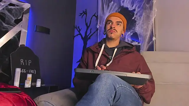 Snapshot of kaletattoo chatting on 10-27-25, 11:03 kaletattoo online show from 10-27-25, 11:03