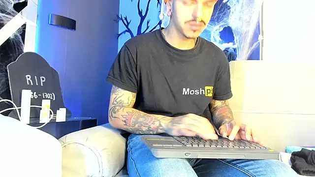 Snapshot of kaletattoo chatting on 10-28-25, 11:03 kaletattoo online show from 10-28-25, 11:03