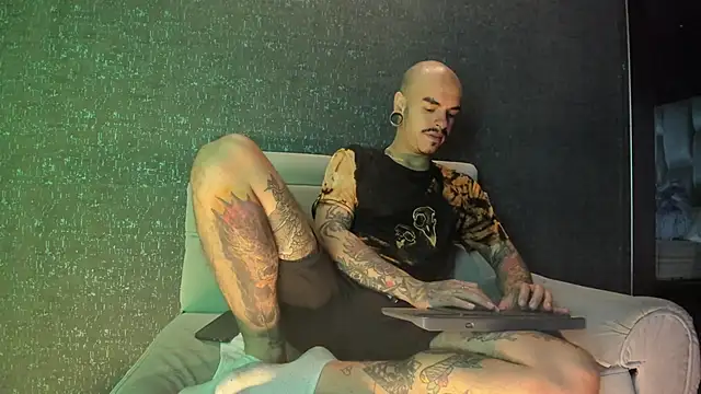 Snapshot of kaletattoo chatting on 11-10-25, 11:09 kaletattoo online show from 11-10-25, 11:09