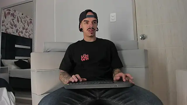 Snapshot of kaletattoo chatting on 11-12-25, 11:21 kaletattoo online show from 11-12-25, 11:21