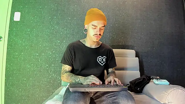 Snapshot of kaletattoo chatting on 11-13-25, 11:09 kaletattoo online show from 11-13-25, 11:09