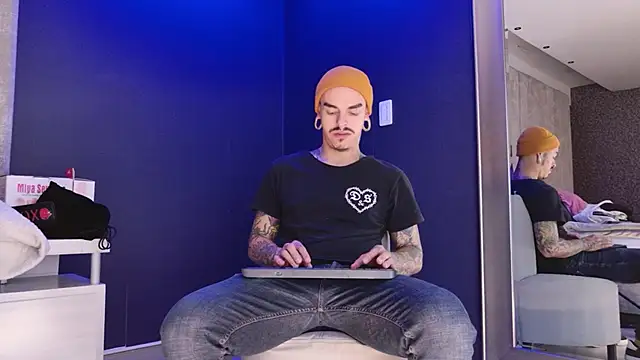 Snapshot of kaletattoo chatting on 11-30-25, 11:58 kaletattoo online show from 11-30-25, 11:58