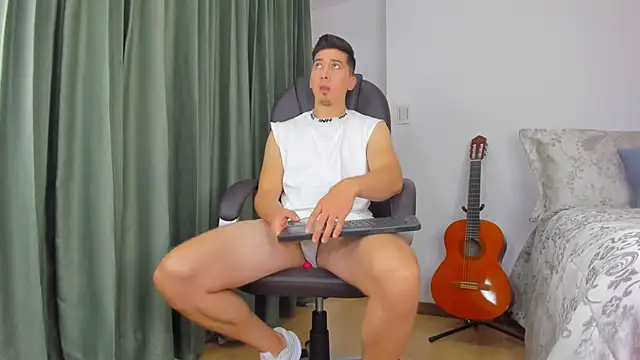 Snapshot of Tombarden chatting on 02-13-25, 07:10 Tombarden online show from 02-13-25, 07:10