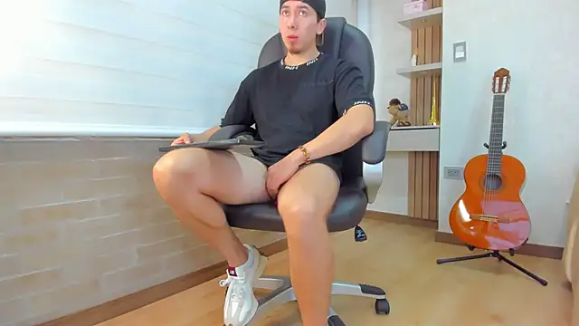 Snapshot of Tombarden chatting on 11-24-25, 07:13 Tombarden online show from 11-24-25, 07:13