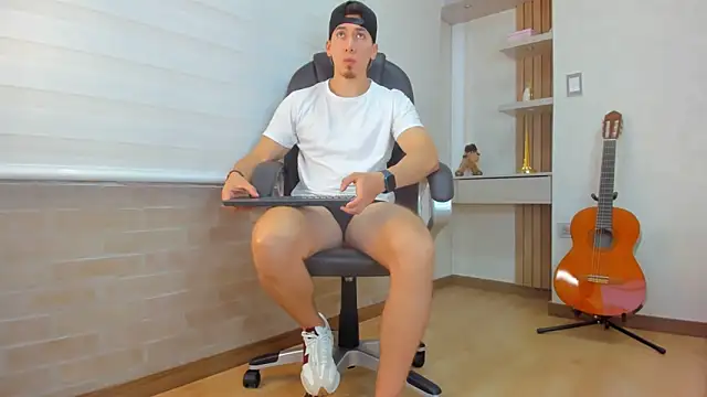 Snapshot of Tombarden chatting on 12-15-25, 07:07 Tombarden online show from 12-15-25, 07:07