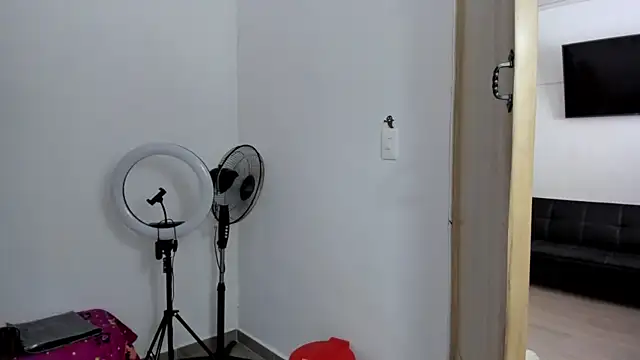 Ariana rouse online show from 01-06-26, 05:16