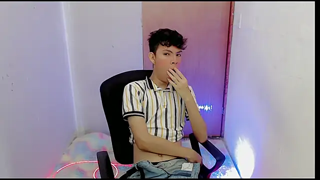 Snapshot of Alexxx_lov chatting on 02-03-25, 12:47 Alexxx lov online show from 02-03-25, 12:47