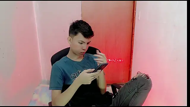 Snapshot of Alexxx_lov chatting on 02-10-25, 12:39 Alexxx lov online show from 02-10-25, 12:39