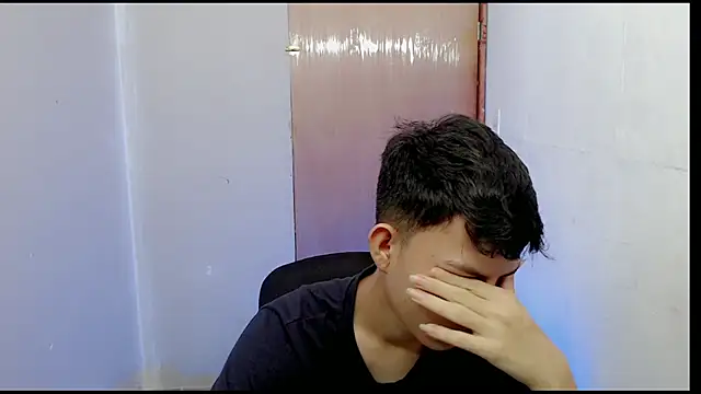 Snapshot of Alexxx_lov chatting on 02-18-25, 12:17 Alexxx lov online show from 02-18-25, 12:17