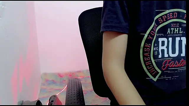 Snapshot of Alexxx_lov chatting on 02-21-25, 12:39 Alexxx lov online show from 02-21-25, 12:39